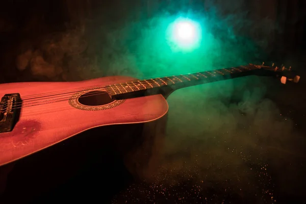 Conceito Musical Guitarra Acústica Sobre Fundo Escuro Sob Feixe Luz — Fotografia de Stock