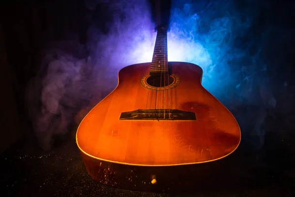 Hudební Koncept Akustická Kytara Tmavém Pozadí Pod Paprsek Světla Kouřem — Stock fotografie