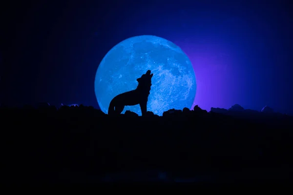 Silhueta Lobo Uivante Contra Fundo Enevoado Escuro Lua Cheia Lobo — Fotografia de Stock