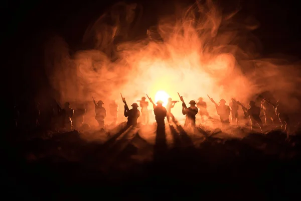 Kriegskonzept. militärische Silhouetten Kampfszene auf Kriegsnebel Himmel Hintergrund, Weltkrieg Soldaten Silhouetten unter bewölkten Skyline in der Nacht. Angriffsszene. Panzerfahrzeuge. Panzerschlacht. — Stockfoto