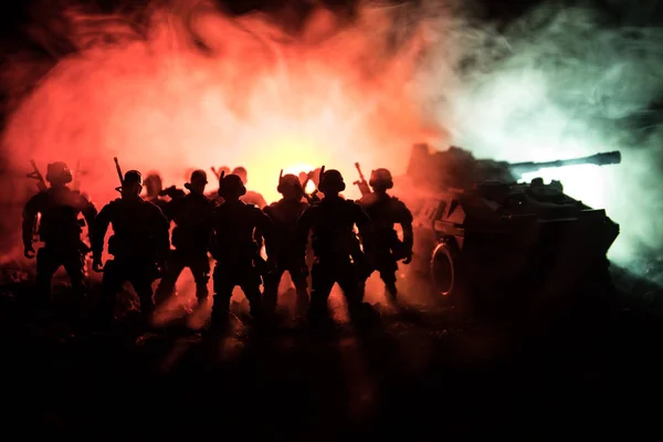 Kriegskonzept. militärische Silhouetten Kampfszene auf Kriegsnebel Himmel Hintergrund, Weltkrieg Soldaten Silhouetten unter bewölkten Skyline in der Nacht. Angriffsszene. Panzerfahrzeuge. Panzerschlacht. — Stockfoto