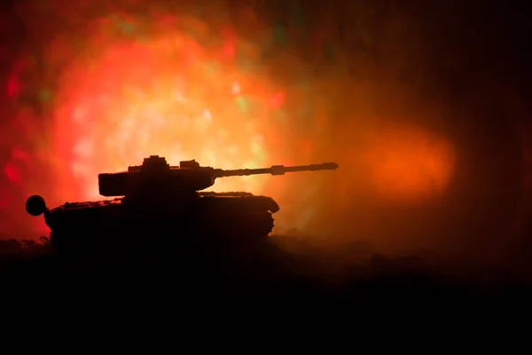 Concept van de oorlog. Militaire silhouetten vechten scène op oorlog mist hemel achtergrond, Wereldoorlog Duitse Tanks silhouetten onder bewolkte Skyline in de nacht. Gepantserde voertuigen. Battle tanks — Stockfoto