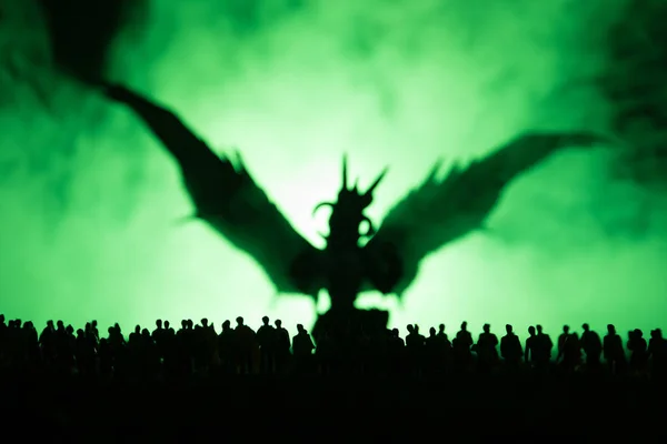 Размытый силуэт гигантского монстра готовит атакующую толпу ночью. Выборочный фокус. Украшение — стоковое фото