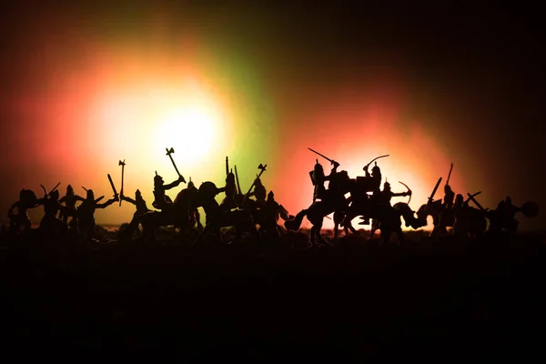 Cena de batalha medieval com cavalaria e infantaria. Silhuetas de figuras como objetos separados, luta entre guerreiros em fundo enevoado escuro. Cena noturna . — Fotografia de Stock