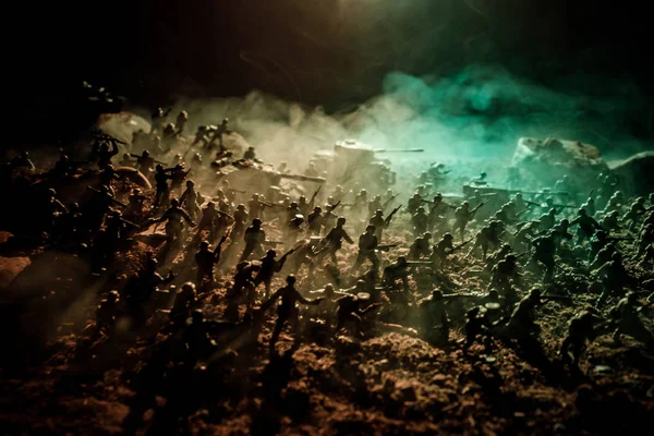 戦争の概念。戦争の霧空のシーンをかけて戦う軍のシルエットの背景、夜曇りスカイライン以下世界大戦兵士のシルエット。攻撃シーン。セレクティブ フォーカス タンク戦い。装飾 — ストック写真