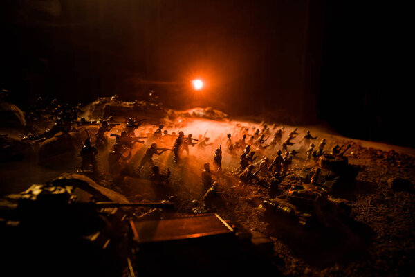 Концепция войны. Военные силуэты боевой сцены на фоне тумана на фоне неба войны, силуэты солдат мировой войны под облачным горизонтом ночью. Сцена нападения. Выборочный фокус Танки бой. Украшение
