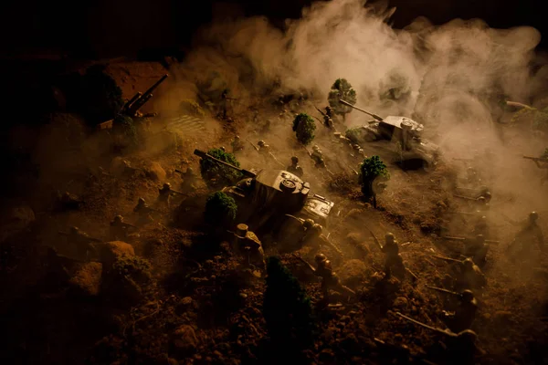 Conceito de Guerra. Silhuetas militares lutando cena no fundo do céu nevoeiro de guerra, Soldados da Guerra Mundial Silhuetas Abaixo Cloudy Skyline À noite. Cena de ataque. Foco seletivo Batalha de tanques. Decoração — Fotografia de Stock