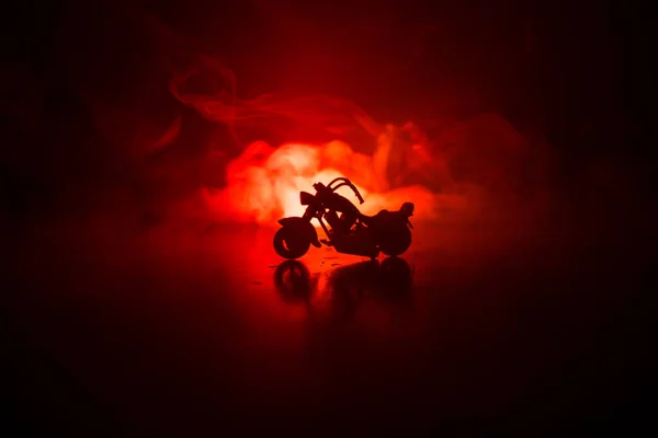 Helicóptero de motocicleta de alta potencia. Niebla con retroiluminación en el fondo con hombre jinete en la noche. Espacio vacío — Foto de Stock