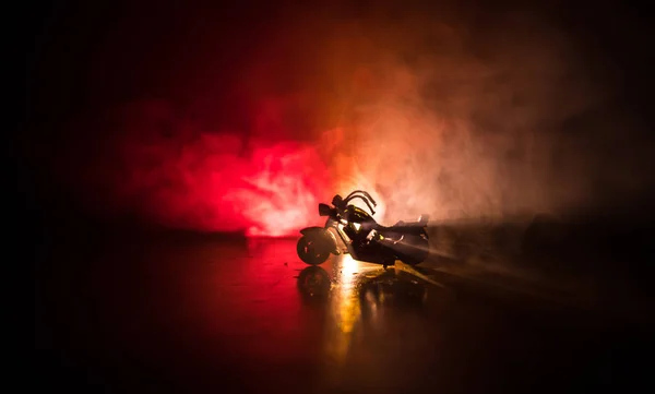 Helicóptero de motocicleta de alta potência. Nevoeiro com luzes de fundo com homem cavaleiro à noite. Espaço vazio. — Fotografia de Stock