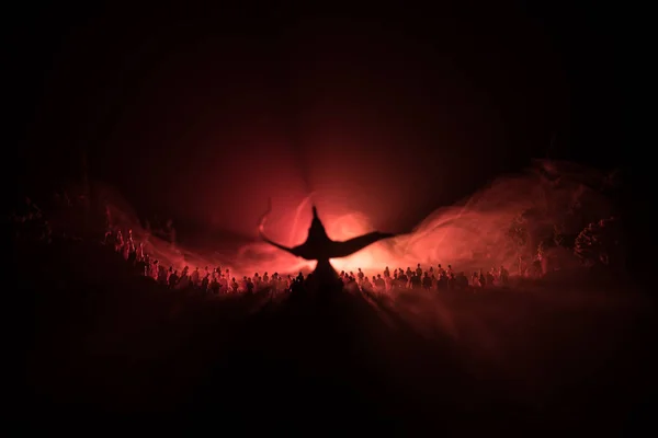 Лампа желаний. Силуэт большой толпы людей, стоящих против большой лампы желаний с тонированными световыми лучами на туманном фоне. Темная ночь украшения стола . — стоковое фото