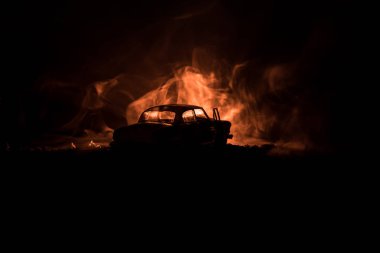 Eski model araba sisli karanlıkta parlayan ışıklar ile arka plan tonda siluet eski ışık yetersiz veya eski siluet suç araba koyu arka plan. Seçici odak