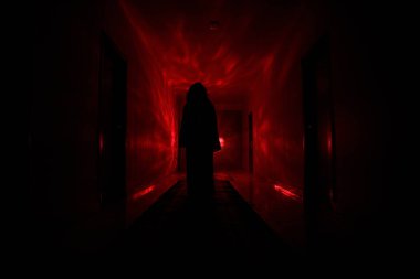 Ürpertici siluet koyu terk edilmiş binada. Manyak genel kavram ya da kabine kapılar ile karanlık koridor ve ışıkları ile farklı pozlar duran korkunç korku kişi silueti ile ilgili korku.