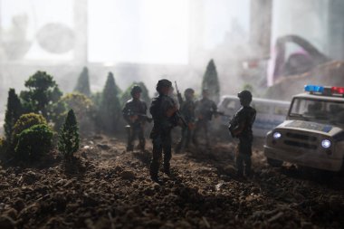 Anti-çevik kuvvet polisi vermek sinyal hazır olmak. Hükümet güç kavramı. Polis içinde hareket. Mavi kırmızı yanıp sönen sirenler. Diktatörlük güç. Seçici odak. Tablo dekorasyon oyuncak