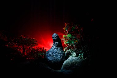 Orman geceleri korkunç şekilde korku silüeti. Dişi şeytan. Şeytanlar geliyor. Şeytan ya da canavar şekil ateşten bir arka plan üzerinde Slhouette. Korku görünümü