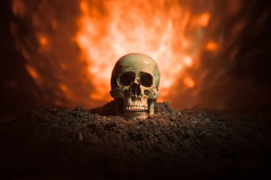 insan kafatası üzerinde koyu tonda sisli arka plan açık ağız frontview. Korku kavramı. Boş alan.