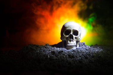 insan kafatası üzerinde koyu tonda sisli arka plan açık ağız frontview. Korku kavramı. Boş alan.