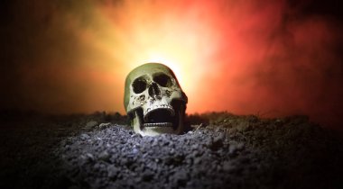 insan kafatası üzerinde koyu tonda sisli arka plan açık ağız frontview. Korku kavramı. Boş alan.