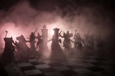 Süvari ve satranç tahtası üzerinde piyade ile ortaçağ savaş sahnesi. Satranç oyununu kavramı iş fikirleri ve rekabet ve strateji fikirler duman ve sis karanlık bir arka plan üzerinde satranç figürleri.