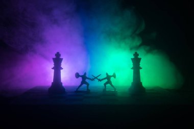 Süvari ve satranç tahtası üzerinde piyade ile ortaçağ savaş sahnesi. Satranç oyununu kavramı iş fikirleri ve rekabet ve strateji fikirler duman ve sis karanlık bir arka plan üzerinde satranç figürleri.