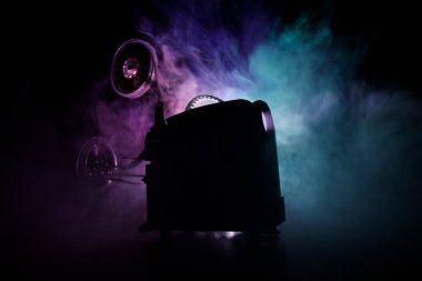 Eski stil film projektör, Natürmort, yakın çekim. Film projektör dramatik aydınlatma ve seçici odak ahşap bir zemin üzerine. Film ve eğlence kavramının