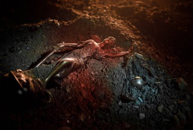 Ölçek kum düşmüş adalet heykeli. Adalet heykeli kuma kaybettim. Adalet kavramı yok. Seçici odak