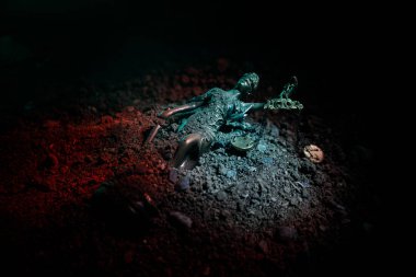 Ölçek kum düşmüş adalet heykeli. Adalet heykeli kuma kaybettim. Adalet kavramı yok. Seçici odak