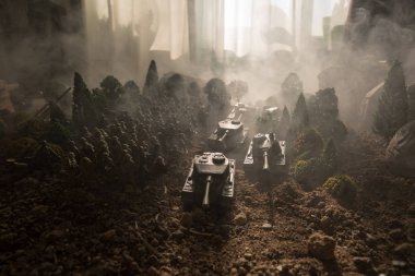 Savaş kavramı. Askeri savaş sis gökyüzü arka plan, Dünya Savaşı askerler siluetleri aşağıda bulutlu manzarası dövüş sahnesinde siluetleri. Zırhlı araçlar. Savaş tankları. Dekorasyon