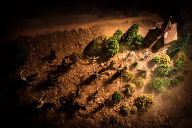 Süvari ve piyade ile ortaçağ savaş sahnesi. Siluetleri şekiller ayrı nesneler olarak mücadele koyu tonda sisli arka plan savaşçılar arasında. Gece çekimi.