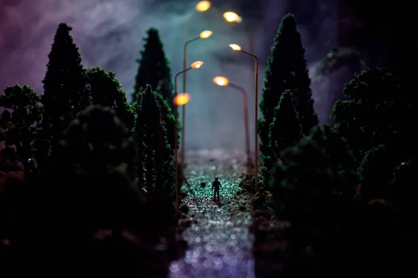 Samotny Mężczyzna Miasta Nocy Gęstej Mgle Gęsty Smog Ciemnej Ulicy — Zdjęcie stockowe