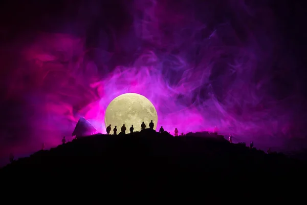 Eng Weergave Menigte Van Zombies Heuvel Met Spooky Bewolkte Hemel — Stockfoto