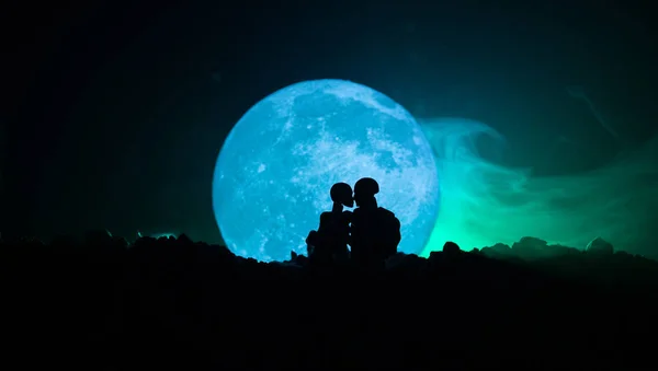 Silhouette Couple Embrassant Sous Pleine Lune Guy Baiser Main Fille — Photo