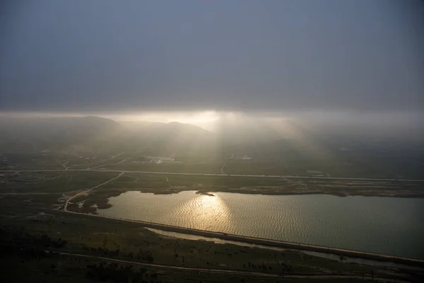 Belle Nuvole Che Sorvolano Lago Vicino Alle Montagne Tempo Sera — Foto Stock