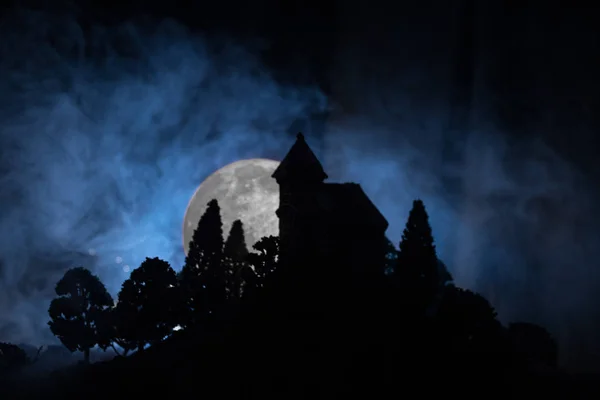 晚上在森林里有鬼魂的老房子 或者在大雾中遗弃了闹鬼的恐怖屋 老神秘建筑在死树森林 恐怖万圣节的概念 选择性聚焦 — 图库照片