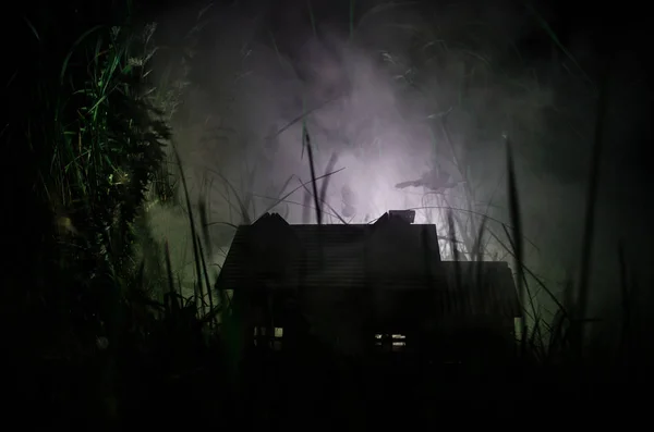Gammalt hus med ett spöke i den månbelysta natten eller övergivna skräck spökhuset i dimma. Gamla mystic villa med surrealistiska stor fullmåne. Horror Halloween koncept. — Stockfoto