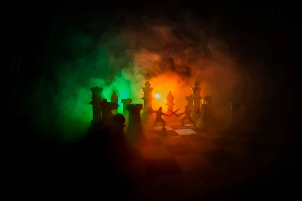 中世纪战斗场面与骑兵和步兵在棋盘上 棋牌游戏概念的商业理念与竞争策略构想在黑暗背景下的象棋人物烟雾和雾 — 图库照片