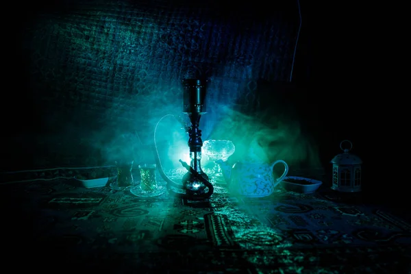 아라비아 내부에서 증기의 구름을 만드는 Shisha 그릇에 뜨거운 오리엔탈 백라이트와 — 스톡 사진