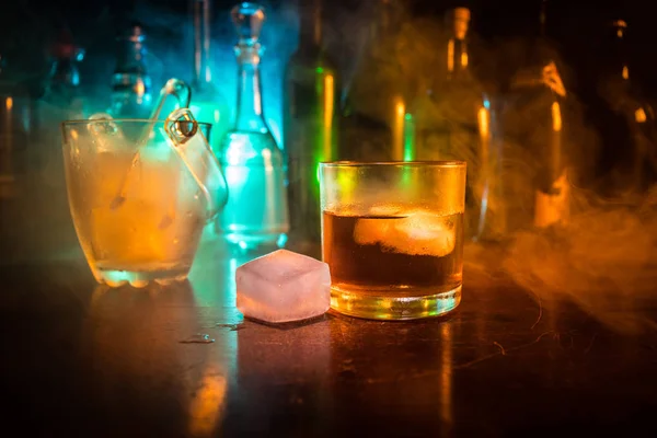 Glas Whisky Houten Bar Close Met Flessen Wazig Zicht Donkere — Stockfoto