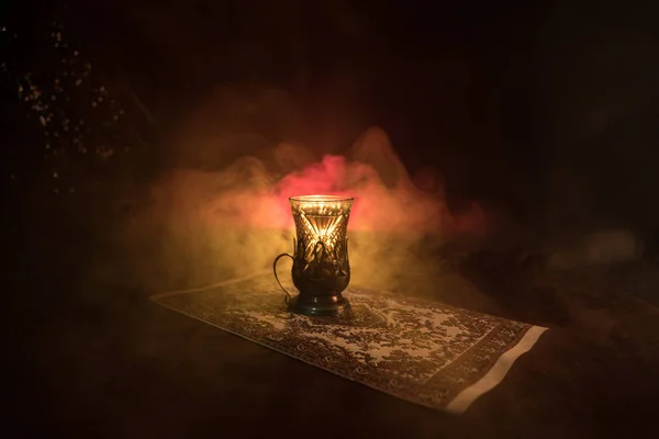 东方茶在传统的镜和壶的黑色背景与灯光和烟雾 东方茶的概念 Armudu 传统的阿塞拜疆 土耳其杯 选择性对焦 — 图库照片