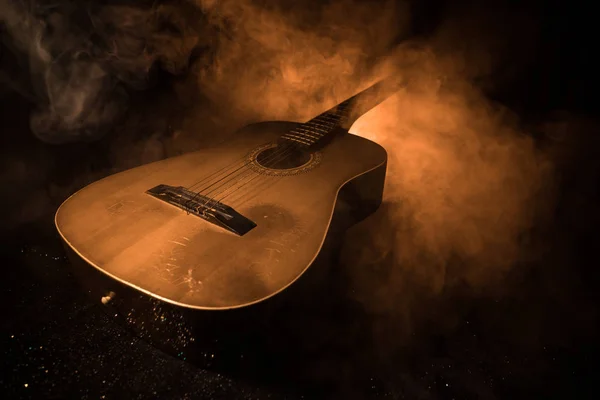 Musikkonzept Akustikgitarre Auf Dunklem Hintergrund Unter Lichtkegel Mit Rauch Gitarre — Stockfoto