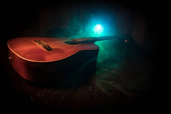 Музична Концепція Акустична Гітара Темному Тлі Під Промінням Світла Димом — стокове фото