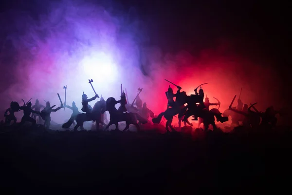 Cena de batalha medieval com cavalaria e infantaria. Silhuetas de figuras como objetos separados, luta entre guerreiros em fundo enevoado escuro. Cena noturna . — Fotografia de Stock