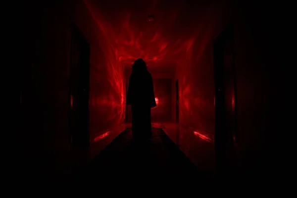 Жуткий силуэт в темном заброшенном здании. Темный коридор с дверями шкафа и огнями с силуэтом жуткого человека ужаса, стоящего в разных позах . — стоковое фото