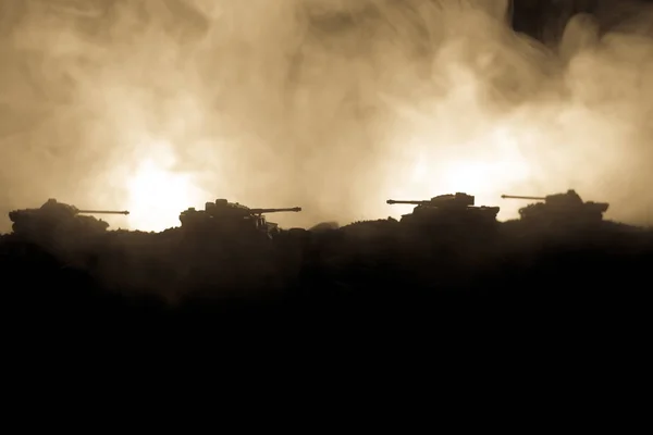 Savaş kavramı. Askeri siluetleri sahne üzerinde savaş sis sky mücadele arka plan, Dünya Savaşı Alman tankları siluetleri bulutlu manzarası, gece aşağıda. Saldırı sahne. Zırhlı araçlar. Savaş tankları. Yakın çekim — Stok fotoğraf