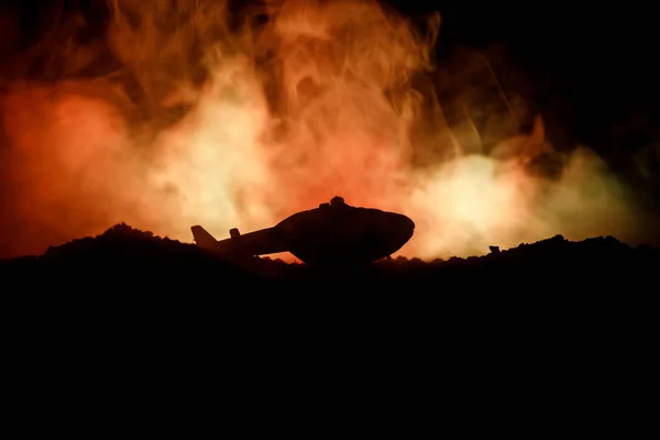 Letecké havárie. Aplikace Nero Burning padající helikoptéry. Zničený vrtulník. Zdobené s hračkou na temný oheň pozadí. — Stock fotografie