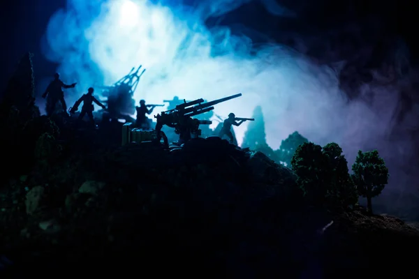 Concetto di guerra. Silhouette militari scena di combattimento su sfondo cielo nebbia di guerra, Soldati della Guerra Mondiale Silhouettes Below Cloudy Skyline Di notte. Scena dell'attacco. Focus selettivo Battaglia dei carri armati. Decorazione — Foto Stock