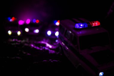 Polis arabası sisli bir arabayı gece takip ediyor. 911 Acil Müdahale Ekibi olay yerine hızla gidiyor..