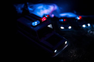 Polis arabası sisli bir arabayı gece takip ediyor. 911 Acil Müdahale Ekibi olay yerine hızla gidiyor..