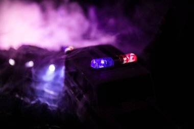Polis arabası sisli bir arabayı gece takip ediyor. 911 Acil Müdahale Ekibi olay yerine hızla gidiyor..