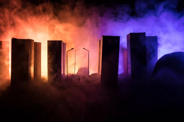 Lege straat van verschroeit stad, vlammen op de grond en ontploffing met rook in de verte. Apocalyptische uitzicht over stad centrum als ramp film poster concept. Nachtbeeld. — Stockfoto