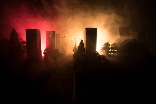 지상에 거리에 연기와 폭발 화 염을 탄 도시의 빈 거리. 재해 영화 포스터 개념으로 다운 타운의 종말 보기. 밤 장면. — 스톡 사진
